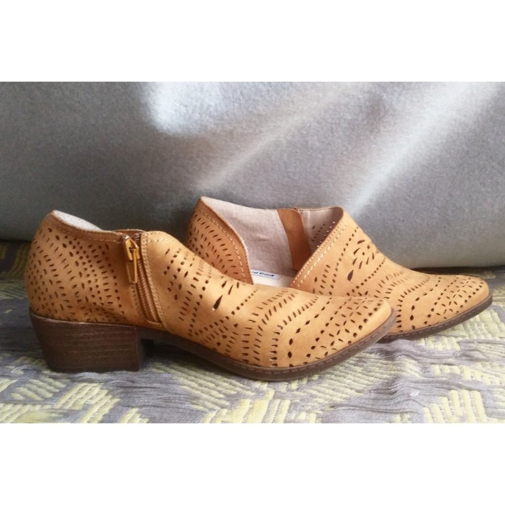 Not rated-Anouk /  laser cut detail shoe / Mustard  / Size 6